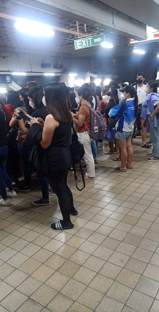 ROSCoachYeng's tweet photo. pambihira @officialLRT1 pinababa na mga pasahero sa Carriedo station after half an hour na pahinto hinto ng tren. Umayos kauo LRT1 Mngmt! https://t.co/n37fmfVswz
