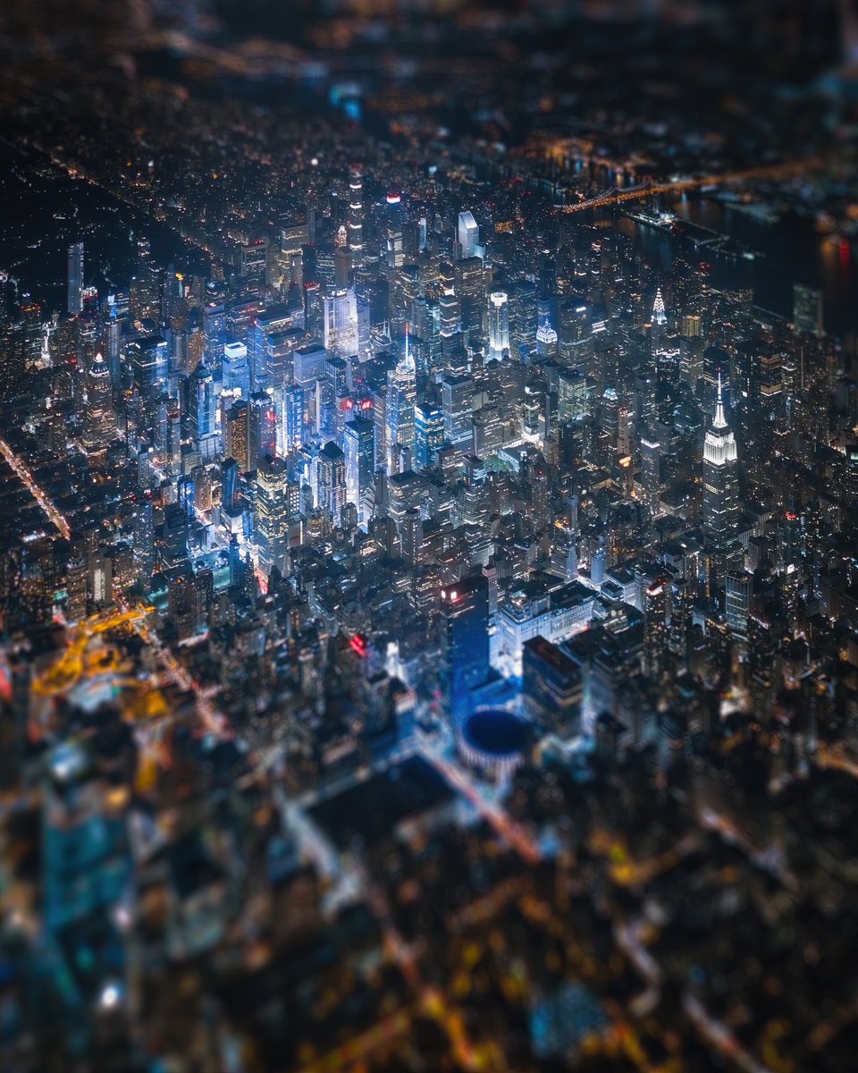 BEH0LDINGEYE's tweet image. Gm! “Micropolis” is listed on @SuperRare. This is the first installation in the “Skewed” series, exploring depth, perspective, and the manipulation of the two.