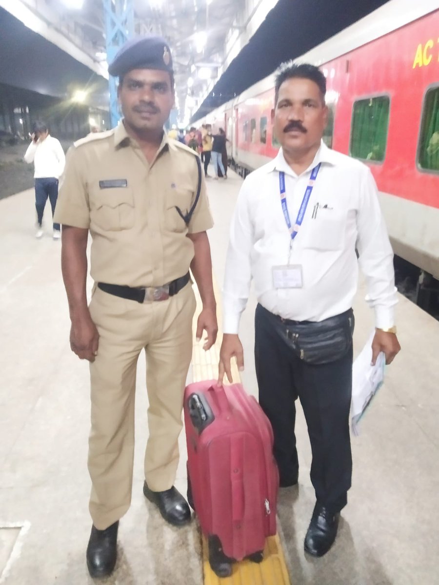 दिनांक 5/11/22 को ट्रैन न 22944 मे एक यात्री दूसरे पैसेंजर का बेग लेकर चला गया था जिस को CTI रामभवन जी ने रतलाम मे R p f को सौपा 🙏