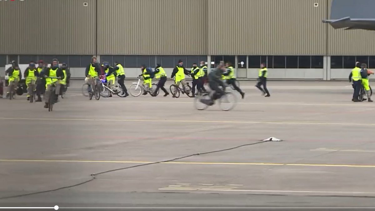 Kunnen de demonstranten de volgende keer geen uitshirt aantrekken als gastpartij?
<a href="/NLRebellion/">Extinction Rebellion Nederland</a> <a href="/GreenpeaceNL/">Greenpeace Nederland</a> @KMar_PenB_SPL <a href="/ytekedejong/">Yteke de Jong</a> <a href="/Marechaussee/">Koninklijke Marechaussee</a>