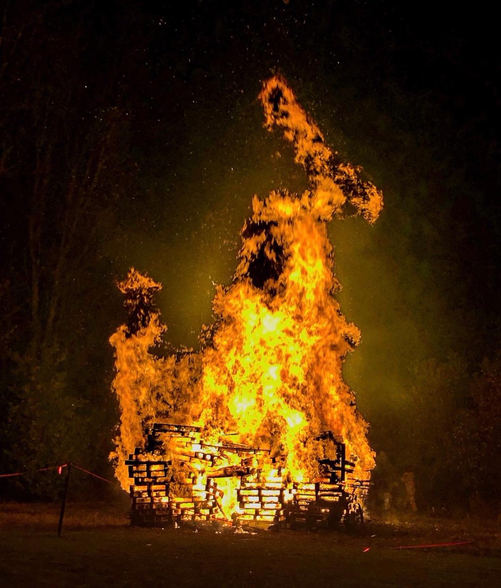 KrisThomas87's tweet photo. A great #bonfire and #fireworks display put on by the #britisharmy at #deringlinesbrecon last night.

#bonfirenight #infantrybattleschool #family #familytime 

@IBSBrecon https://t.co/VKJ3qDXMXU
