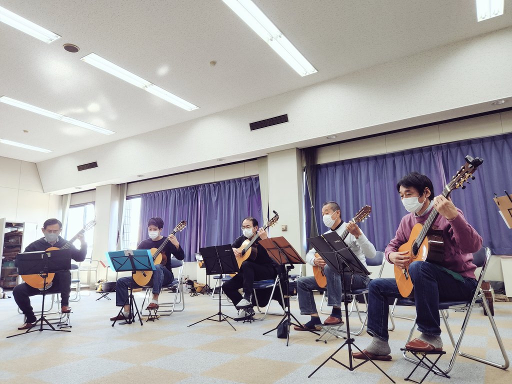 Kanazawa_ME's tweet photo. \\定演に向けて！！//
団内で、定演第二部のアンサンブルグループお披露目演奏をしました。
本番さながらというか、団員に聞いてもらうのが、ある意味一番緊張するかも……。
お互いにあれこれアドバイスをしあって、本番まであと少し。
ブラッシュup!
乞うご期待💚
(写真は一部分抜粋です) https://t.co/VbUmgEWaVd