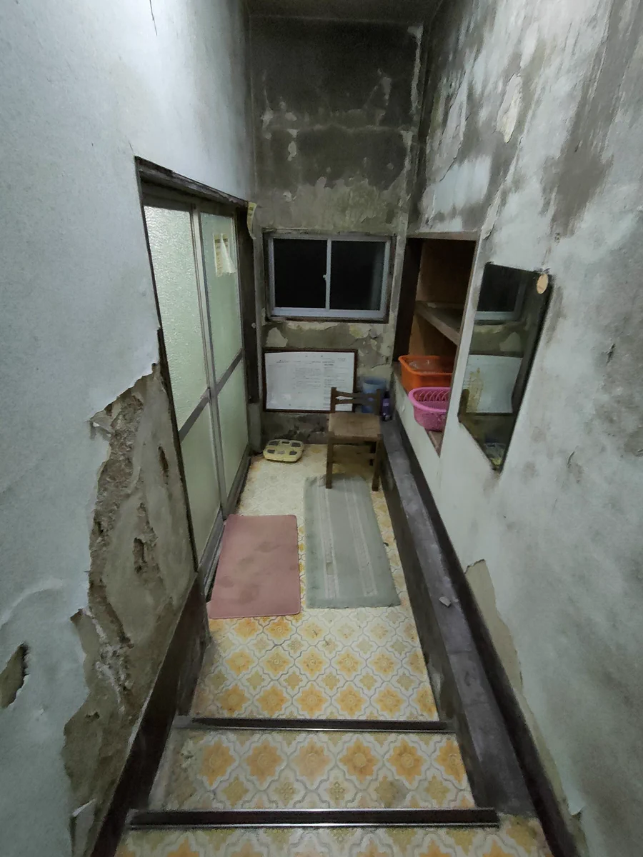 これ本当に営業してるの？まるで映画のセットのような旅館の家族風呂。