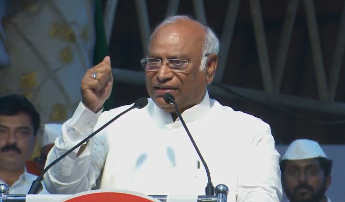 INCKarnataka's tweet image. ರಾಹುಲ್ ಗಾಂಧಿ ಅವರ #ಭಾರತಐಕ್ಯತಾಯಾತ್ರೆ ಯ ಜನಪ್ರಿಯತೆ, ಅವರ ಬಗೆಗಿನ ಜನರ ಪ್ರೀತಿ ಬಿಜೆಪಿಗೆ ನಡುಕ ಹುಟ್ಟಿಸಿದೆ.

ನೀವು ಕಾಂಗ್ರೆಸ್ ಪಕ್ಷದ ಒಗ್ಗಟ್ಟಿನ ಬಗ್ಗೆ ಯೋಚಿಸಬೇಡಿ, ನಾವು ಒಟ್ಟಾಗಿದ್ದೇವೆ.

ಮುಂದಿನ ಚುನಾವಣೆಯಲ್ಲಿ ಒಟ್ಟಾಗಿ ಕೆಲಸ ಮಾಡಿ ಕಾಂಗ್ರೆಸ್ ಪಕ್ಷವನ್ನು ಅಧಿಕಾರಕ್ಕೆ ತರಲಿದ್ದೇವೆ.
- @kharge
#KhargeInKarnataka