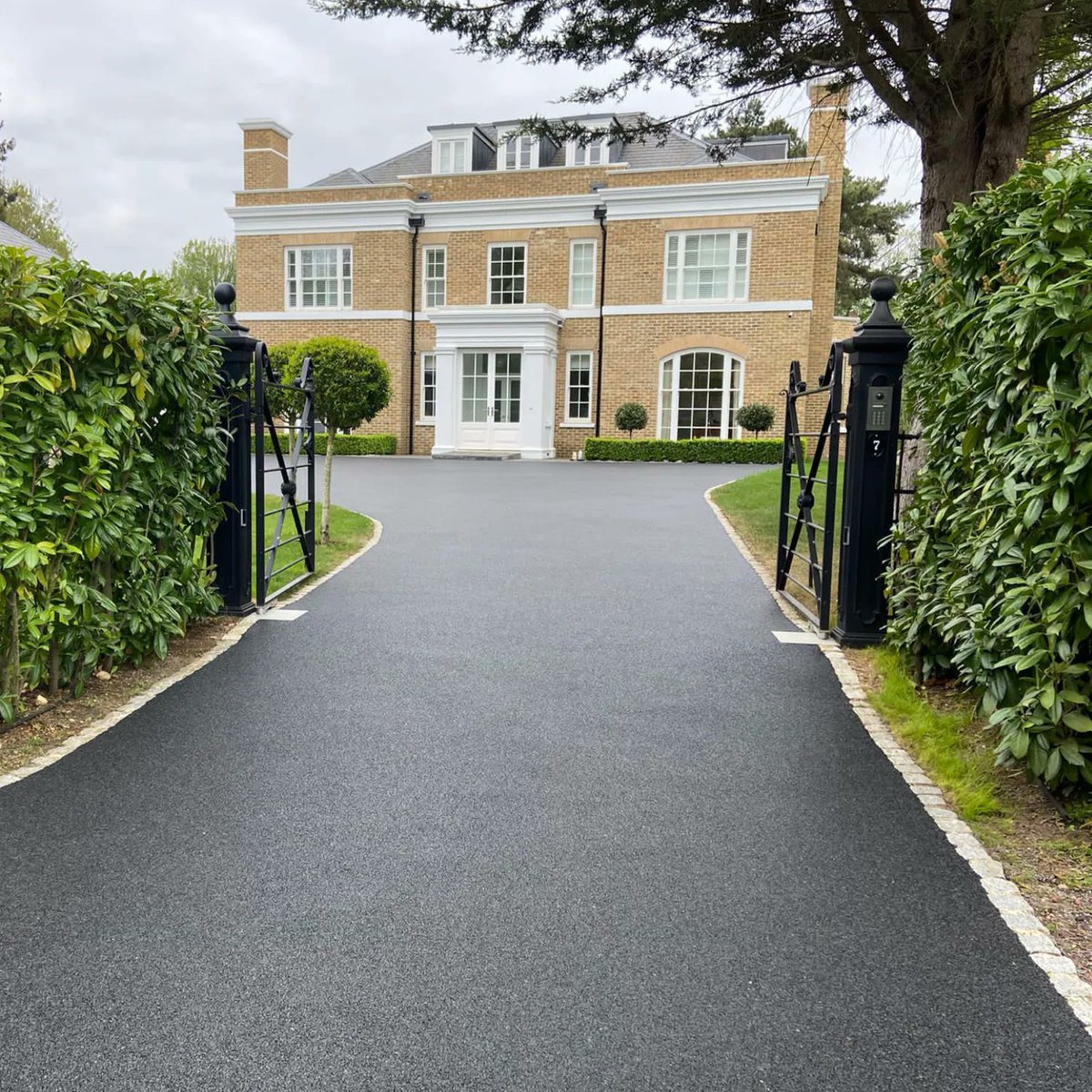 Our resin-bound gravel #driveways are engineered to last and totally maintenance free. With over twenty colour options to choose from, we have a colour to perfectly complement your home and gardens. Take a look at buff.ly/3dj0ygc for more information. #landscaping