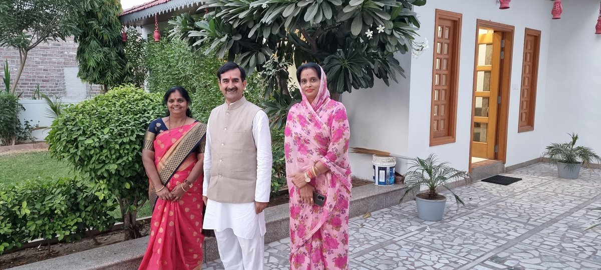 bst_arya's tweet photo. पतंजलि महिला महा सम्मेलन #जोधपुर #राजस्थान 19 नवंबर 2022 महिला प्रांत प्रभारी, Vijay Lakshmi दीदी जी, ज़िला प्रभारी बहन Sonu Naruka जी भाई लालचंद जी आज हमारे जोधपुर निवास पर पधारे, बाहर से आनेवाली बहनों के लिए हमारे अतिथि गृह का उपयोग करने के लिए निवेदन किया । @Sadhvi_Devpriya https://t.co/Qv7QNKM85S