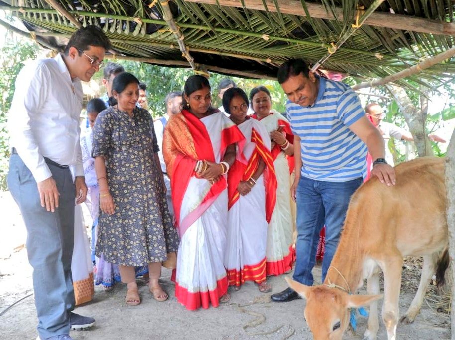 NDDB_Coop's tweet photo. Shri @ShahMeenesh, Chairman, NDDB presided over an awareness programme on Manure Management for biogas beneficiaries &amp; interacted with women dairy farmers of Sundarban Milk Union during his visit to Basanti block of West Bengal's Sundarban with Dr AP Mishra, MD, Sundarban Union https://t.co/DhsN4AnjLI