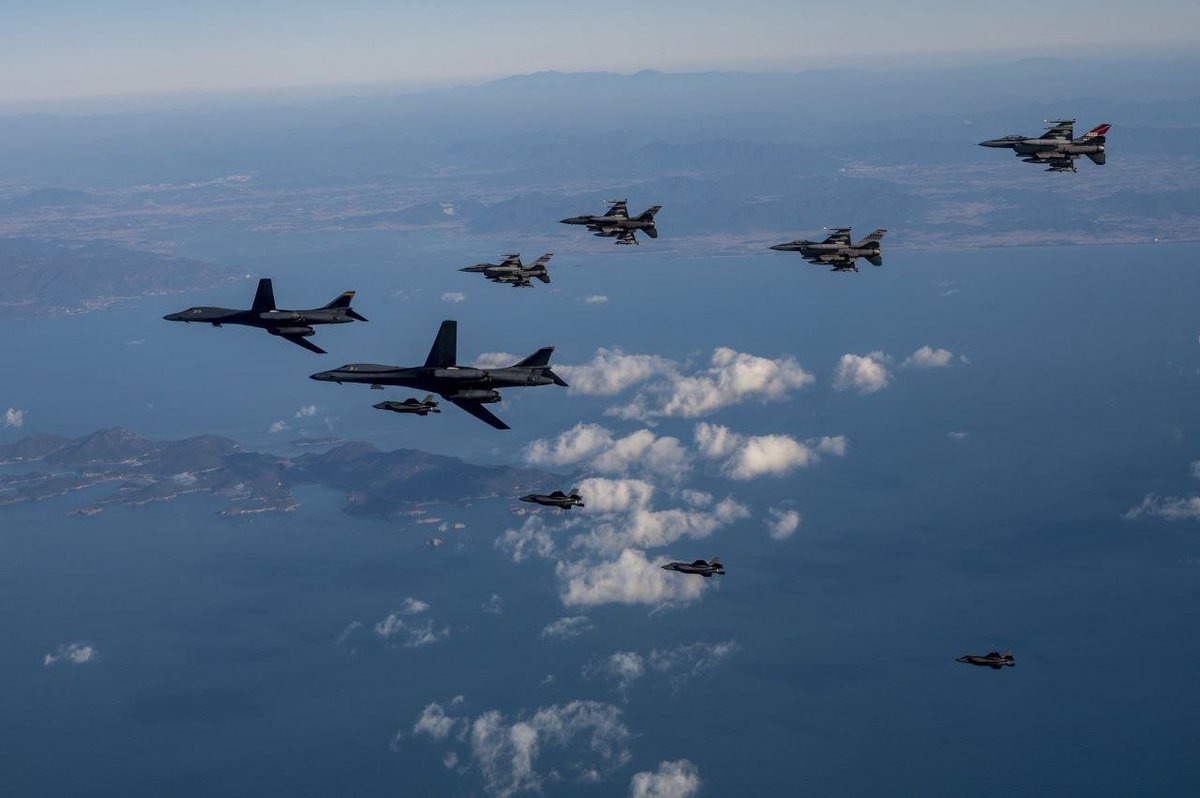 🇺🇸⚡#USAirForce’s two B-1B #Lancers and four #F16C Fighting #Falcons join four #RepublicofKoreaAirForce #F35ALightning in a combined training flight over #Korean Peninsula during exercise #VigilantStorm23.