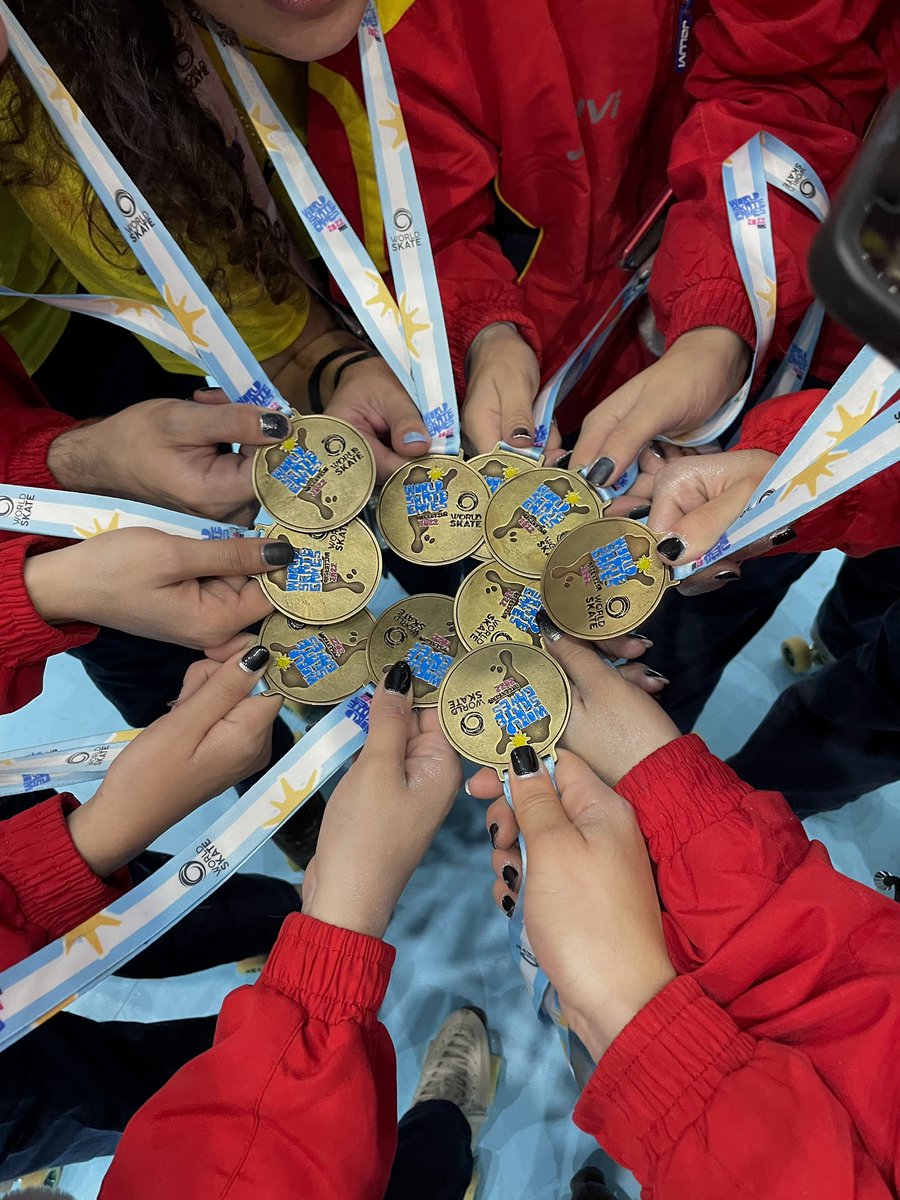 CPATona's tweet photo. El Xou Petit del @CPATona es proclama campió del món als World Skate Games d’Argentina. Agraïm el recolzament incondicional de la @fecapa_artistic que sempre ha estat del nostre costat. https://t.co/KgklTksiCd