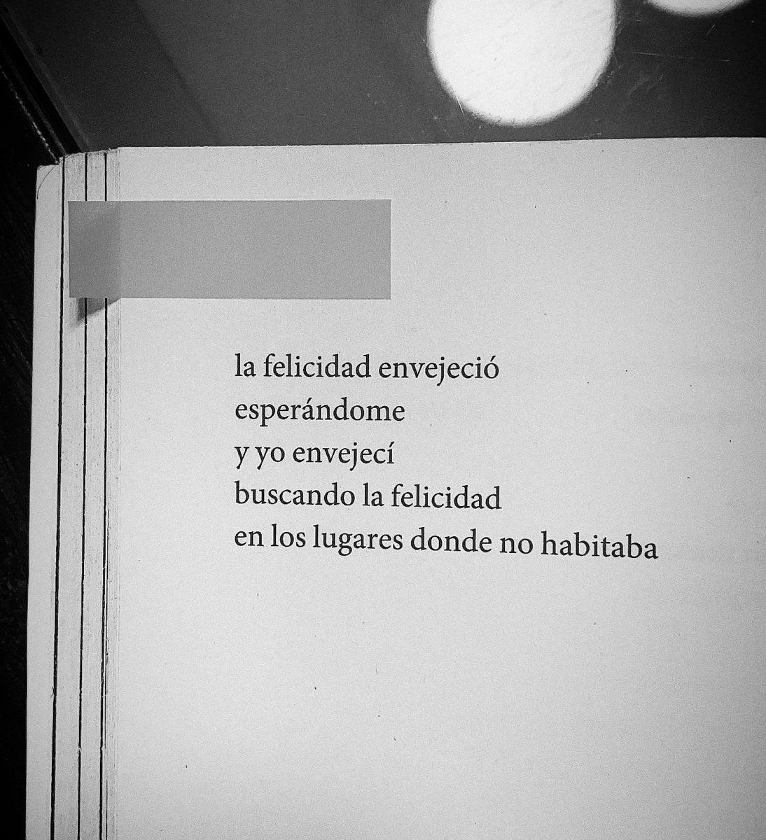 “la felicidad envejeció
esperándome
y yo envejecí 
buscando la felicidad…”
Rupi Kaur 
#cementeriodelibros