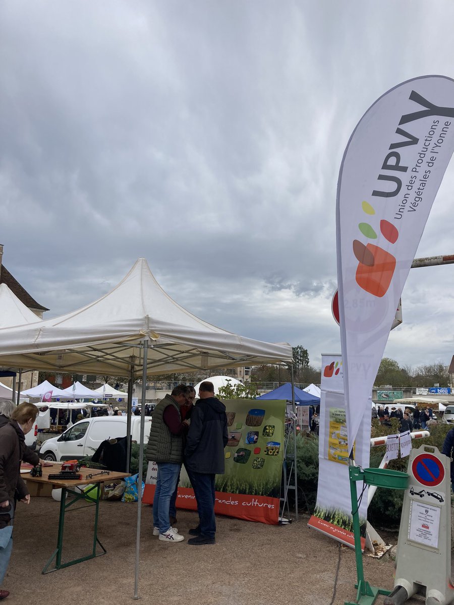 OlivierCOSTE2's tweet photo. Un rendez-vous les #FrAgTw et mon #Complice,que l’on ne manque pas à cette période de l’année.
#FoireSaintMartin #Auxerre #Yonne
#Agriculture #AgriculturePartage.
@villedauxerre
@Auxerre_89
@Departement89
@bleuauxerre
@lyonne_fr
@TdBourgogne
@110Bourgogne
@FDSEA89 https://t.co/opPdX1lf9B