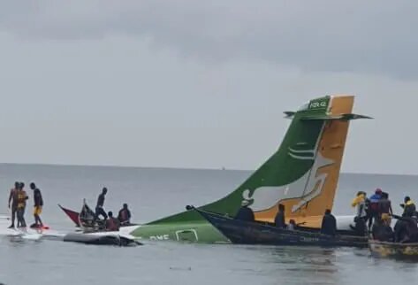 noticierovv's tweet photo. #Internacionales | Al menos 26 personas rescatadas de avión estrellado en el #LagoVictoria
Amplía la información aquí: https://t.co/ms6nf2C4MH
#NoticieroVV #6Nov https://t.co/MeYzFTSFaX