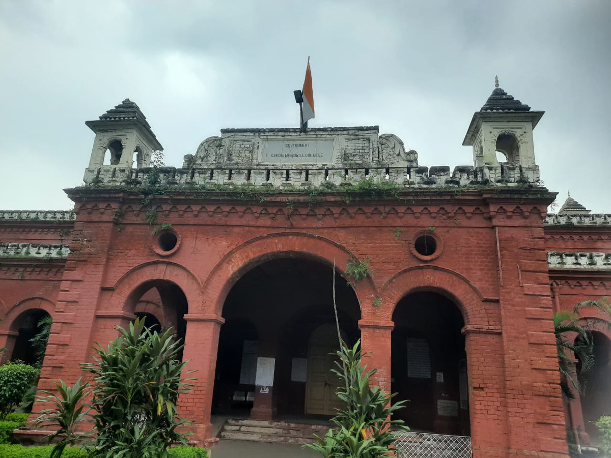 #DograHeritage Another #MubarakhMandi in the making. Historic GGM Science College, Jammu's main building is being neglected. The deterioration of our Mubarak Mandi began in the same way. Look at the wild grass & bushes allowed to grow on the roof & bricks are ABT to fall