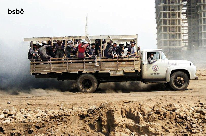 candangosbsb's tweet photo. Operários no caminhão durante a construção da Capital.

© Arquivo Público do DF. https://t.co/9lTDb7bOPh