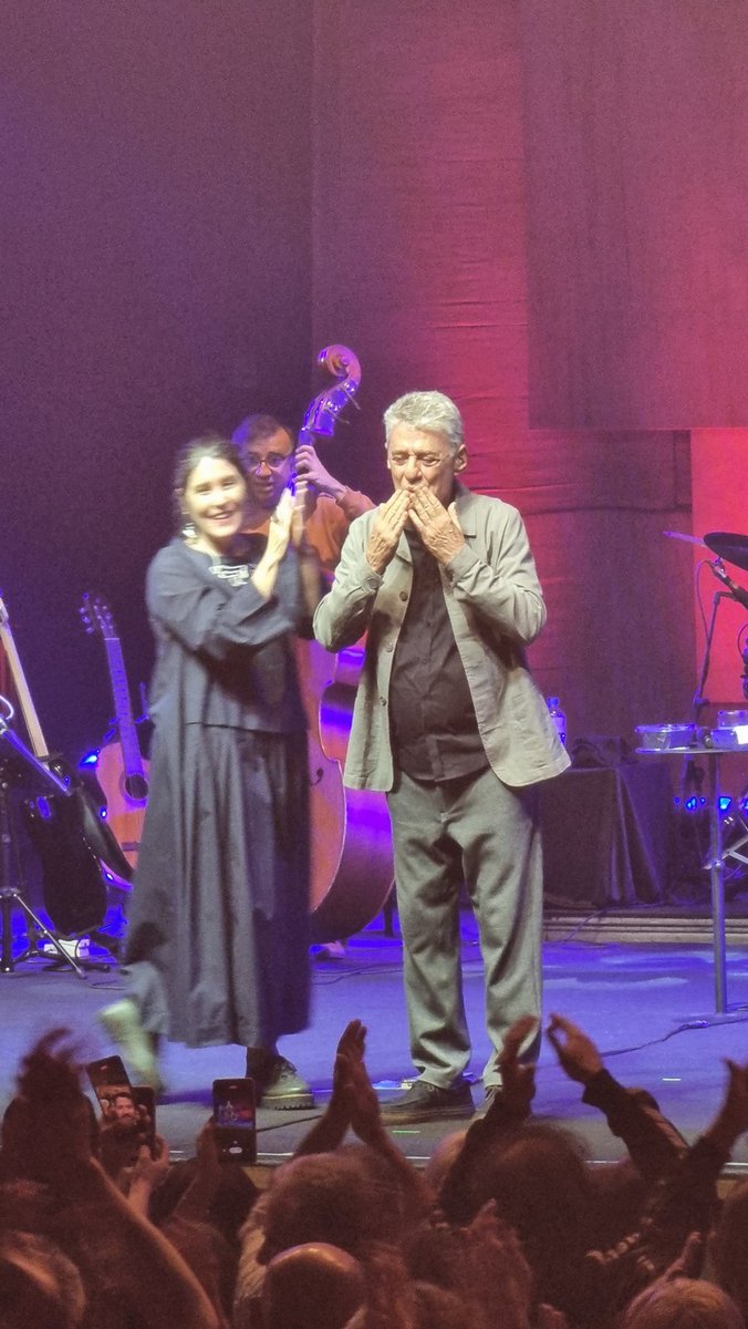 mini_fe's tweet image. Show perfeito para lavar a alma depois de 4 anos de horror. Com o privilégio de ver a presidenta @dilmabr na plateia.