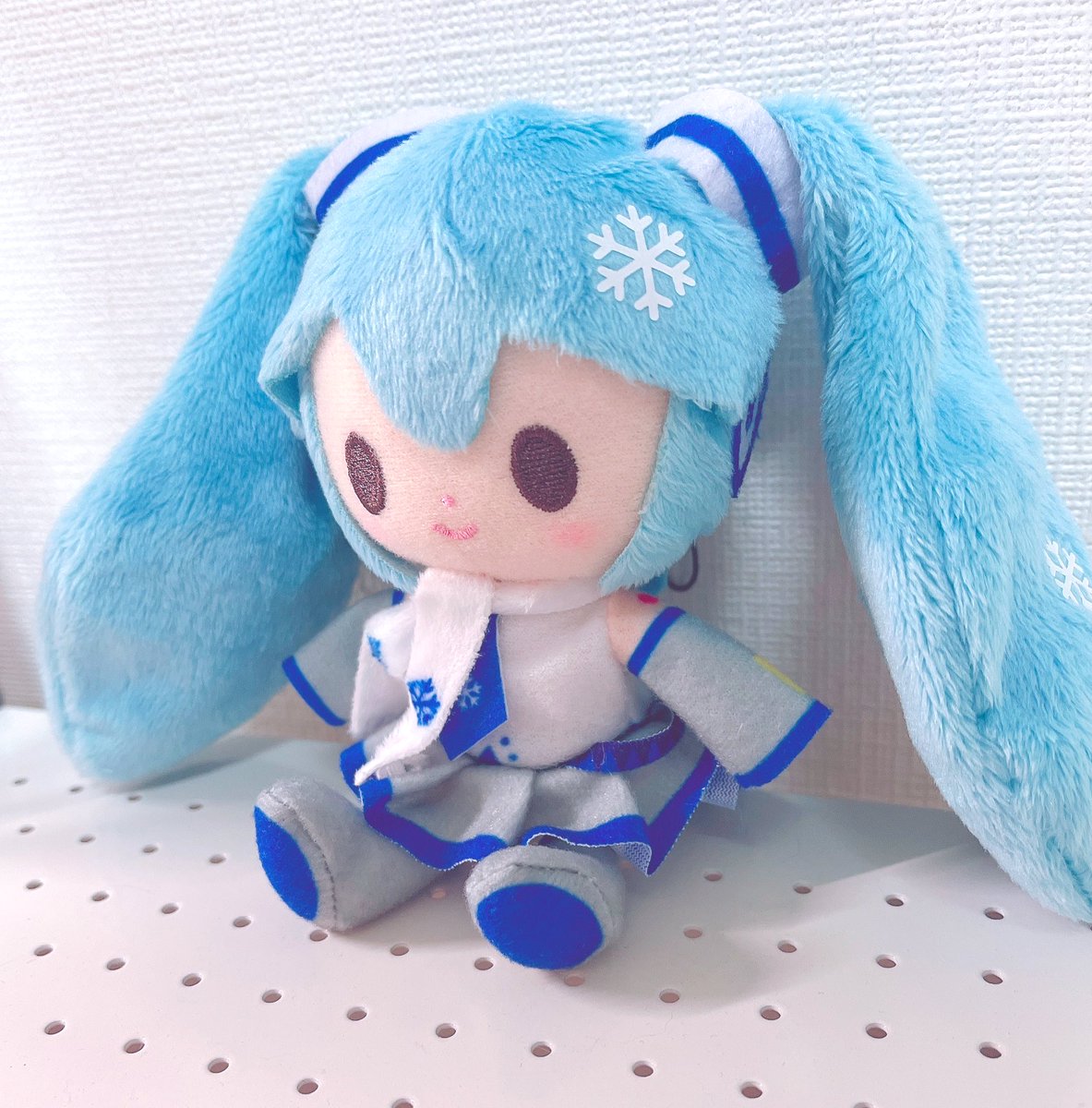 初音ミク ,雪ミク 「親が北海道のお土産に雪ミクちゃんのマスコットを買ってきてくれてとてもとても嬉しい」|ビコのイラスト