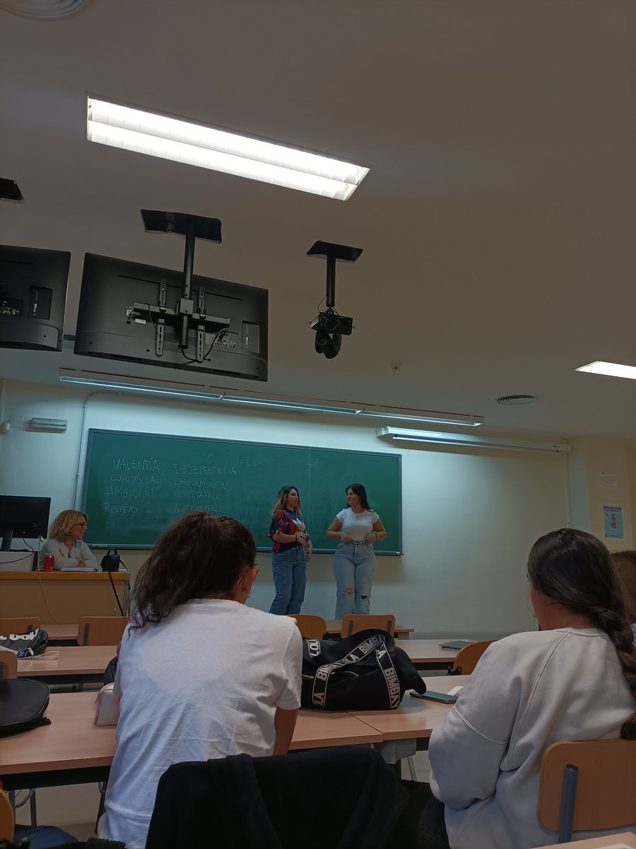 educalamuerte's tweet photo. Os dejamos algunas fotos de las dinámicas que hicieron el pasado jueves las compañeras. Tema de la educación emocional. #AccioneducativaGEDS #UPOEducan2 https://t.co/h9ctjWJla5