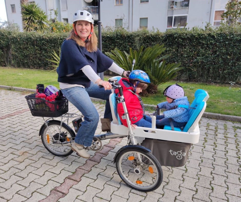 Le mamme adorano Taga bike perché è una bicicletta molto facile da guidare e molto sicura per trasportare i loro bambini. #genitoriefigli #bicipieghevole #bicielettrica #tagabike #cargobike #donnobikes #igogreen #citybike #bicicletta #bicidacarico #bike #ebike #urbanbike #mamma