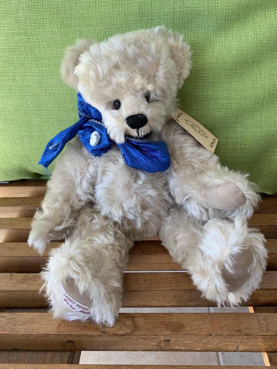 AmberMGallery's tweet photo. What’s more loving than a soft, cuddly vintage teddy bear for Christmas?
https://t.co/o7Tb8gA1Cn https://t.co/w9gpB3yeci