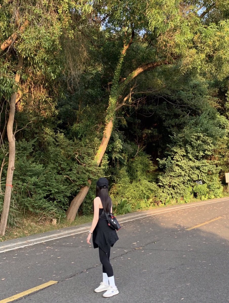 YOUYOUyla's tweet photo. 相信自己，你能作茧自缚，就能破茧成蝶 #爬山 #健身 #落日 #唯美 #交友 #少妇 #湖北 https://t.co/YyytPXLR5D