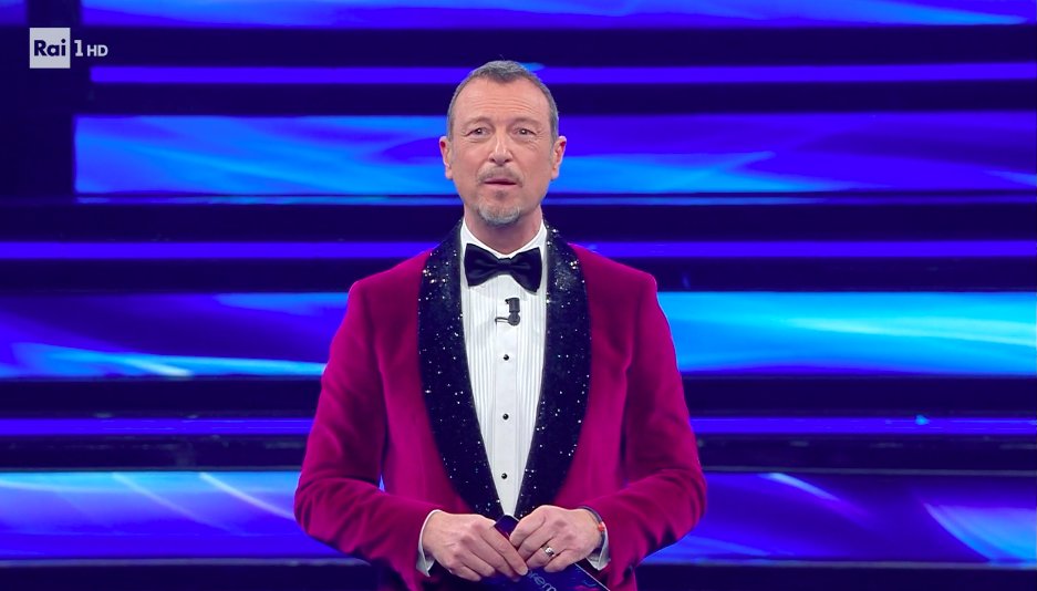 sovftgiorgi's tweet image. Con il codice 143, canta Christopher Bang