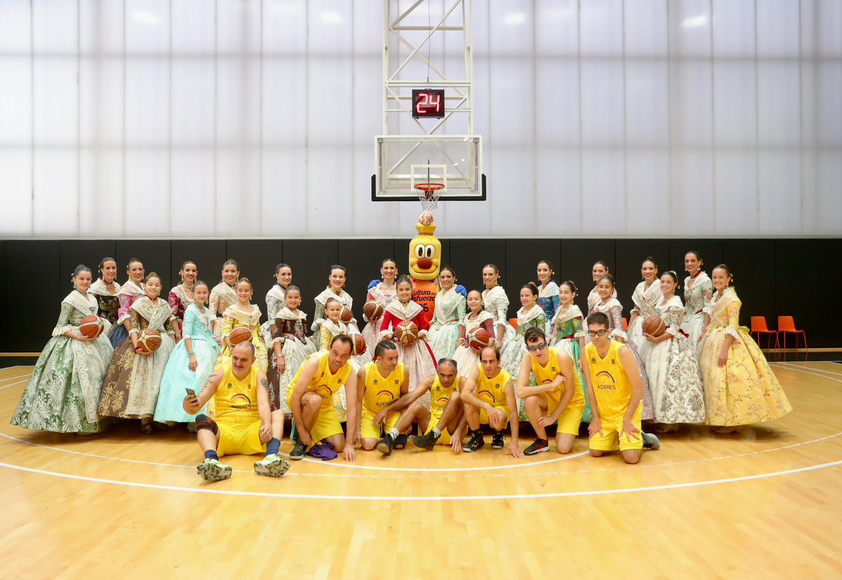 JCF_Valencia's tweet image. 🏆🏀 @LAlqueriaVBC acull el campionat de bàsquet de @JCF_Valencia, que enguany ha aconseguit rècord de participació 👥🔝, amb més de 250 persones, a les quals s’ha sumat un equip del club Aderes ♿️.

Gràcies a totes! 👏

#EsportsJCF #Falles23
