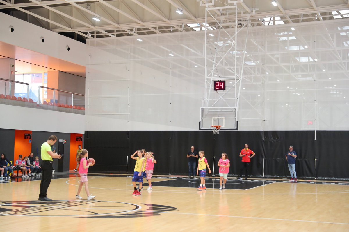 JCF_Valencia's tweet image. 🏆🏀 @LAlqueriaVBC acull el campionat de bàsquet de @JCF_Valencia, que enguany ha aconseguit rècord de participació 👥🔝, amb més de 250 persones, a les quals s’ha sumat un equip del club Aderes ♿️.

Gràcies a totes! 👏

#EsportsJCF #Falles23