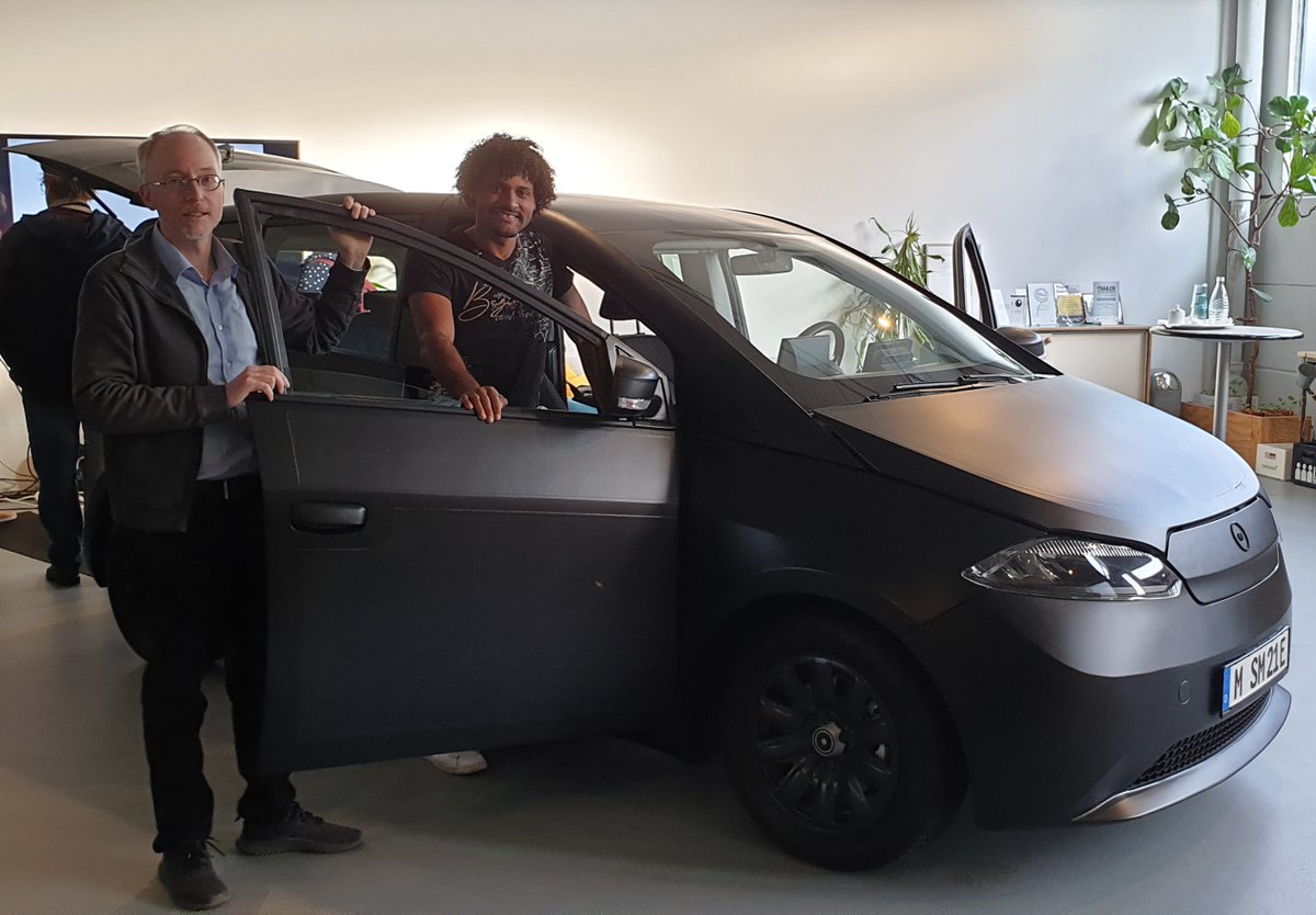 Besuch beim #Startup #Sono in #München. Mit #Sion wurde ein batterieelektrisches #Auto entwickelt, das einen Teil seiner Antriebsenergie aus #Photovoltaik bezieht, die in die Karosserie integriert ist. Produktion soll 2023 starten. 20.000 Fahrzeuge seien vorbestellt. (1/2)