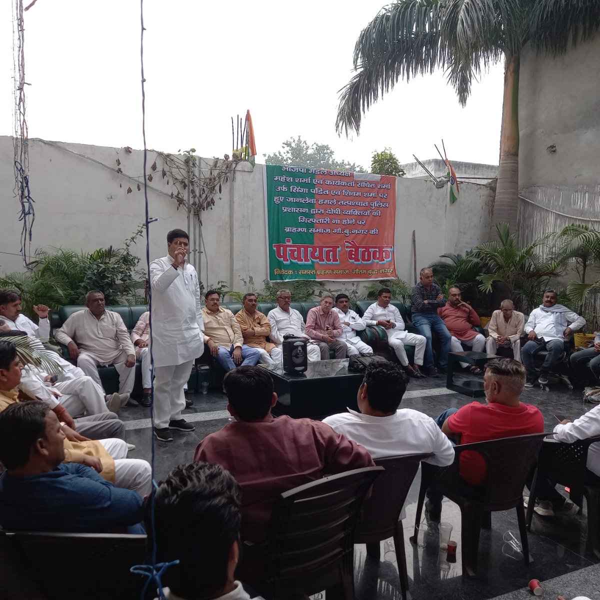 jp_s_journalist's tweet photo. भाजपा ग्रेटर नोएडा मंडल अध्यक्ष पर रिवाल्वर तानकर सिंगा पंडित पर जानलेवा हमले के विरोध में लखनावली गांव में ब्राह्मण समाज की पंचायत। हमलावरों की गिरफ्तारी न होने पर 9 नवंबर को करेंगे धरना प्रदर्शन। @noidapolice @Uppolice https://t.co/jkklgWE2aL