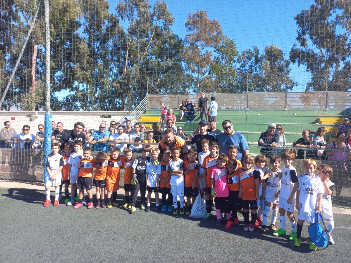 Al final, hemos ido todos a aplaudir a los aficionados y a darles las gracias. Y nos hemos sacado una foto todos juntos.
Gran día de fútbol. Esto es <a href="/LigaCMalaga090/">Liga Ciudad de Málaga 090</a> . Este es el espíritu <a href="/plataforma090/">Plataforma 090</a>.
Ha habido VAR de la afición (Ver, Animar y Respetar) y de la honestidad.
2/2.