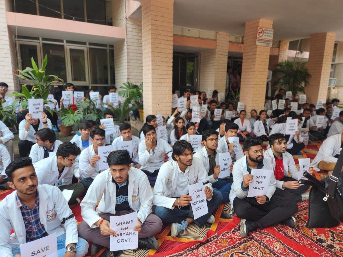 PCMSA_official's tweet photo. PCMS Association extends wholehearted support to the MBBS graduates in Haryana, who are protesting against the ‘bonded labor’ policy of Haryana government. #pcmsa https://t.co/yYQXTKWnAd