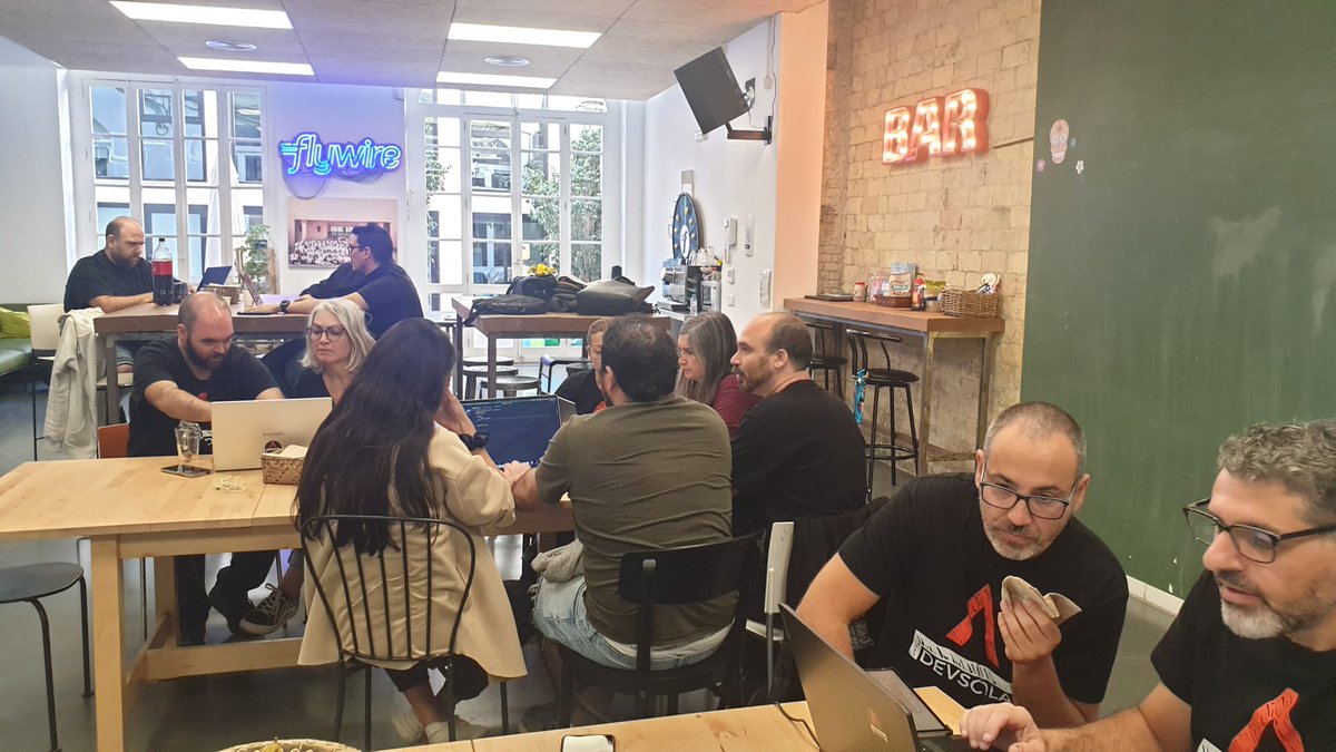 ZeroLiveDev's tweet image. #gdcr2022 que se monto en Valencia por @devscola en @FlywireEng Fue muy divertido. Programamos, hablamos, comimos y conocimos a la gente de @AlicanteSwCraft con una conexión en directo ;P