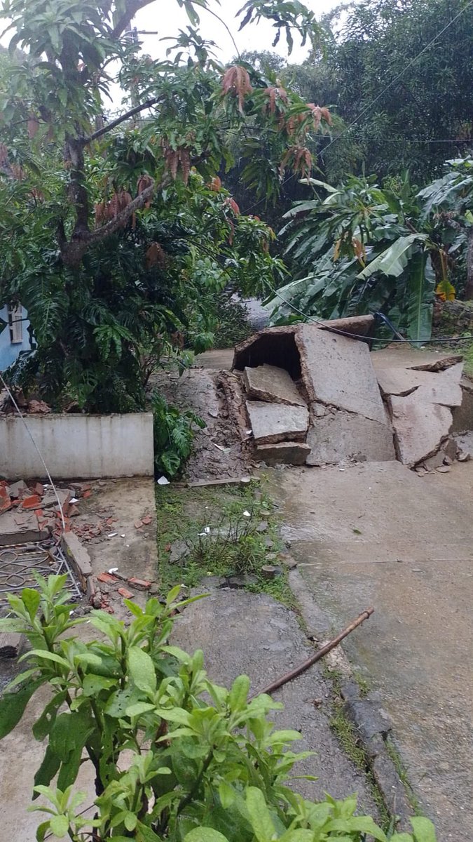 El municipio de Piojó, en el Atlántico, está destruido. Estas son las fotos que llegan, tras las 30 horas de lluvia que llevamos en varias zonas del Caribe. Los cerros en los que está el pueblo han comenzado a hundirse. Me informan que unas 70 casas desaparecieron. #SOSPiojo