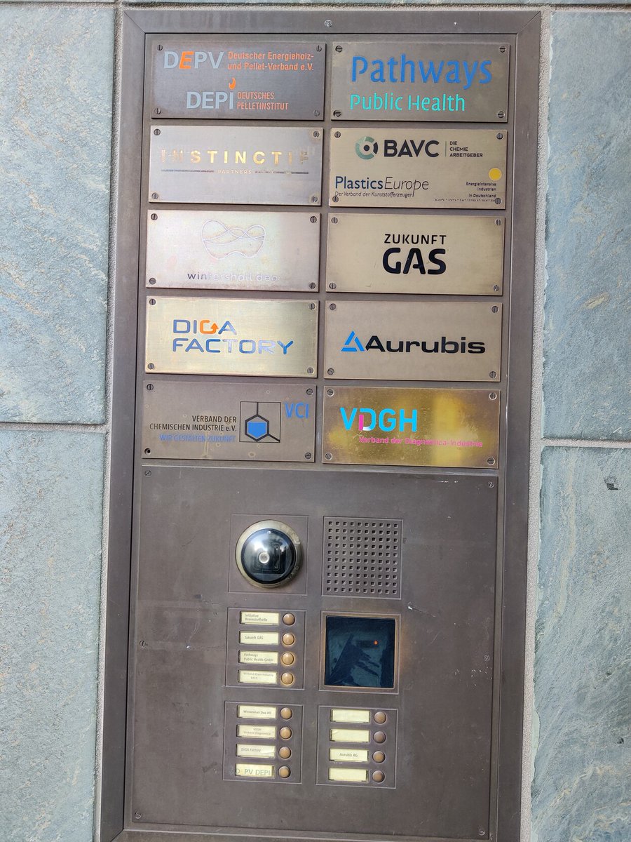 ncschulze's tweet image. Unterwegs mit #Lobbycontrol in #Berlin. Macht euch die eigenen Gedanken zur #Energiekrise und wer da die Fäden zieht.