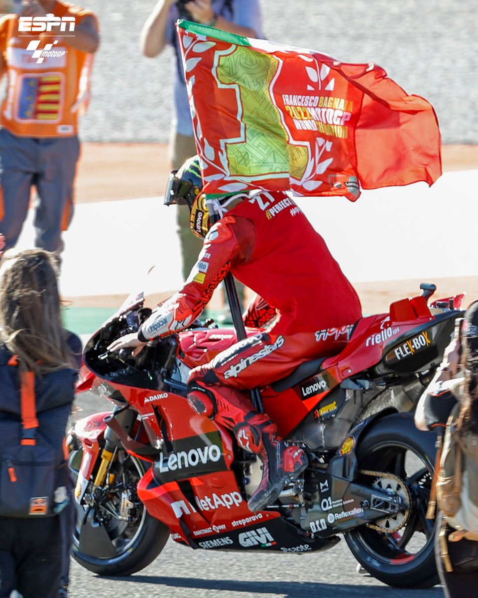 MotoGP_ESPN's tweet photo. ¡#MotoGP tiene un nuevo campeón! Pecco #Bagnaia hizo historia grande. 😍🔥

#MotoGPxESPN https://t.co/06sUCY284X
