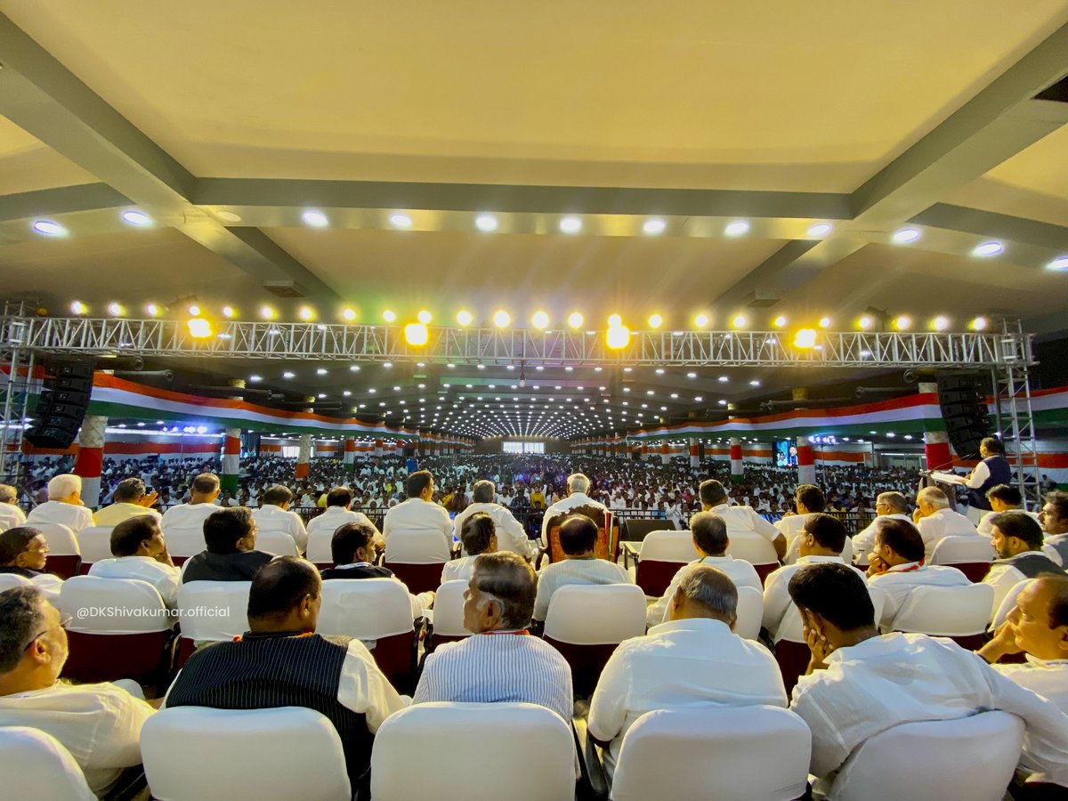 DKShivakumar's tweet photo. ಎಐಸಿಸಿ ಅಧ್ಯಕ್ಷರಾಗಿ ಪ್ರಥಮ ಬಾರಿಗೆ ರಾಜ್ಯಕ್ಕೆ ಆಗಮಿಸಿರುವ ಶ್ರೀ @Kharge ಅವರನ್ನು ಆತ್ಮೀಯವಾಗಿ ಸ್ವಾಗತಿಸಲು ಅರಮನೆ ಮೈದಾನದಲ್ಲಿ ಹಮ್ಮಿಕೊಂಡಿದ್ದ ಸರ್ವೋದಯ ಸಮಾವೇಶದಲ್ಲಿ ಭಾಗವಹಿಸಿ ಮಾತನಾಡಿದೆ. ಶ್ರಮ,ತ್ಯಾಗ, ಸಾಧನೆಯಿಂದ ಪಕ್ಷದಲ್ಲಿ ಎಂಥ ಸ್ಥಾನಕ್ಕೆ ಬೇಕಾದರೂ ಏರಬಹುದು ಎಂಬುದಕ್ಕೆ ಖರ್ಗೆ ಅವರು ನಿದರ್ಶನ.
1/2
#KhargeInKarnataka https://t.co/2OiKqK9FsQ