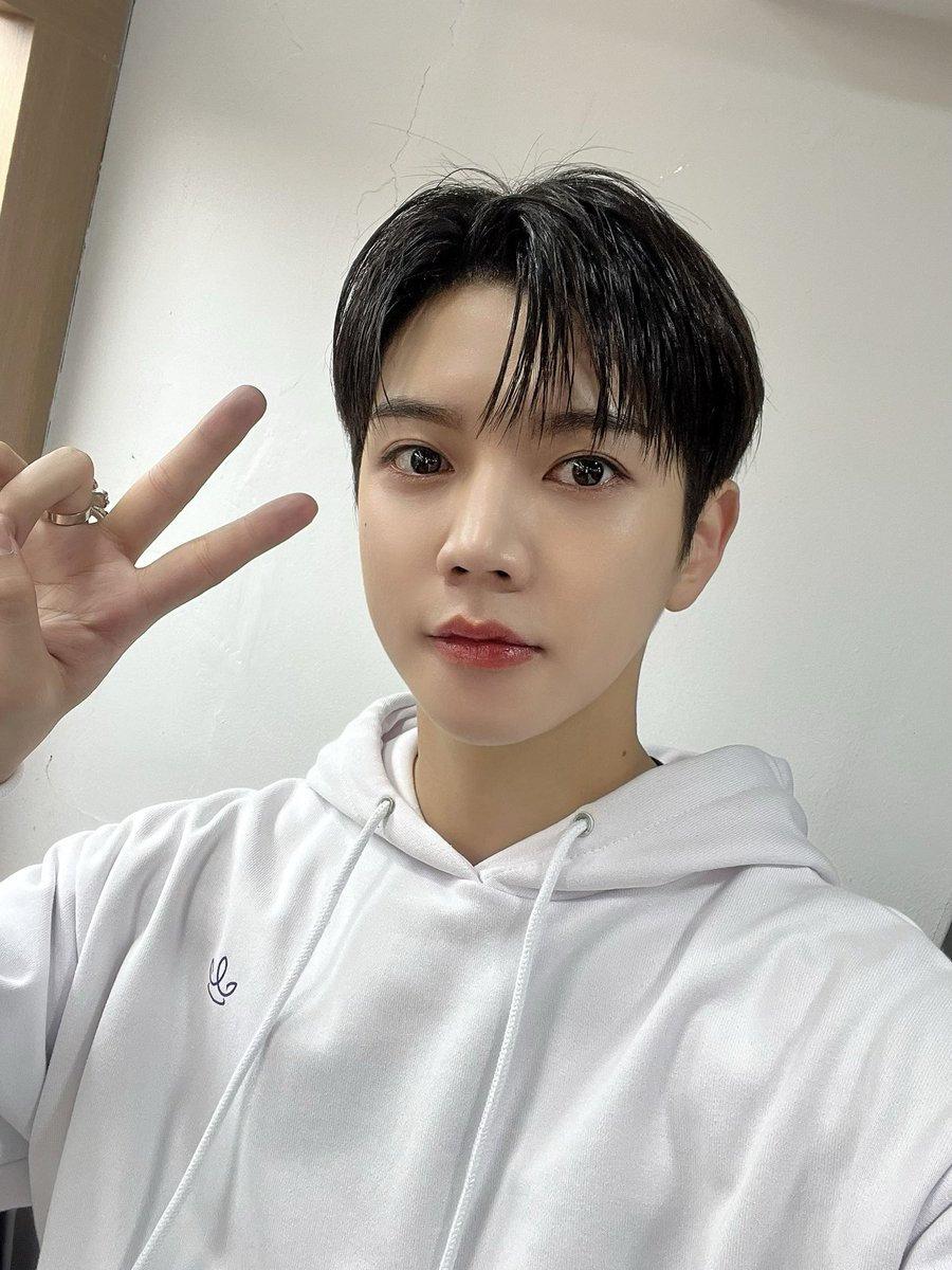 REN_BPM's tweet photo. [#렌] 📸

2022 REN FAN-CON [THE DAY AFTER] 공연 완료❤️

오로지 기적분들만 있는 공간이라 너무 행복했습니다🪷🔥 생중계 및 현장에서 큰 함성으로 함께해 주셔서 감사해요🫶 조심히 들어가세요👋

#REN #최민기 #CHOIMINGI
#THE_DAY_AFTER https://t.co/UGJRcPm32k