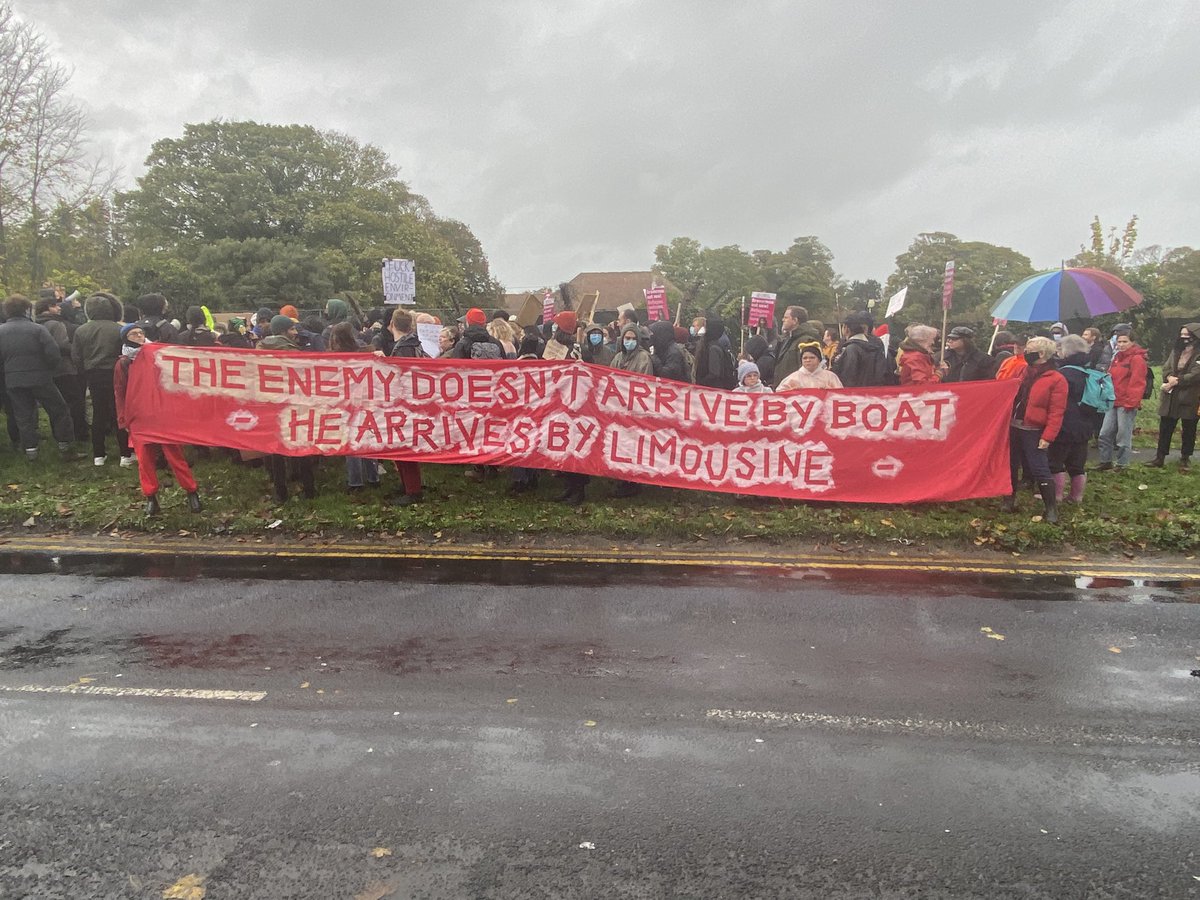 BREAKING: hundreds gathered at Manston detention camp to demand freedom for the thousands detained in brutal conditions. 

The enemy doesn’t arrive by boat - he arrives by limousine (or chinook helicopter)!

#ShutManstonDown #FreeThemAll #CommunitiesNotCamps #AbolishDetention