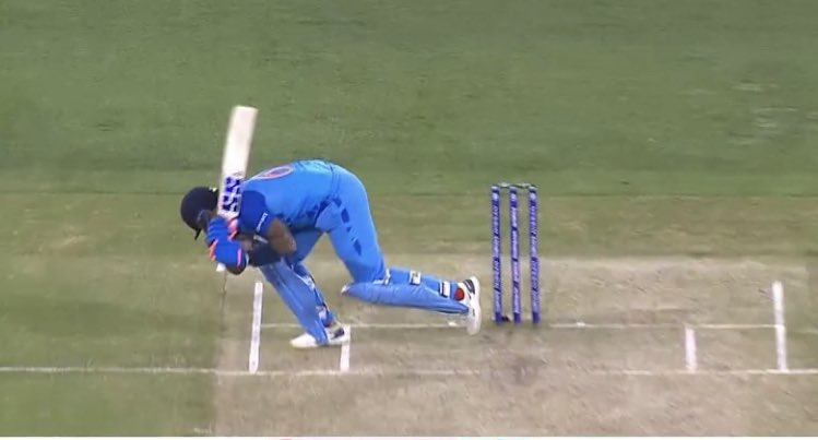 bhogleharsha's tweet photo. Did you think you would see a photograph like this? Remember the old "spot the ball contest" days. How on earth would anyone know what is happening here and where the ball has ended up! But this requires extraordinary skill too. Our game continues to enthral. https://t.co/YX2Db17PaJ