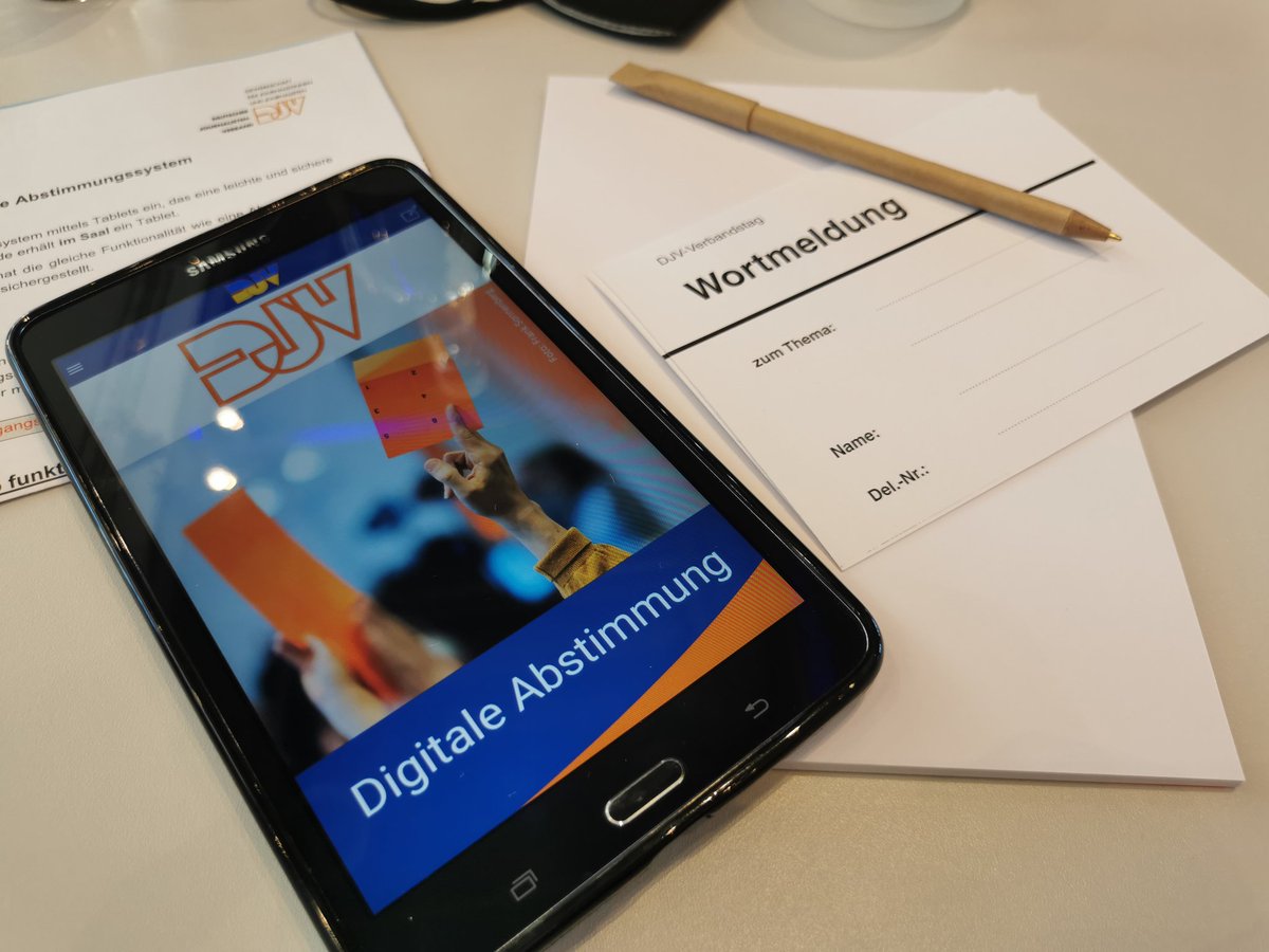 Digital wählen meets analoge Wortmelde-Karten beim #djv22 in #luebeck. Übrigens: Warum digitales Wählen des Bundestags schwierig ist, hat mein #medienstartup hier für Euch recherchiert: relevanzreporter.de/digital-waehlen

 #konstruktiverjournalismus #lokaljournalismus #mitgliederfinanziert