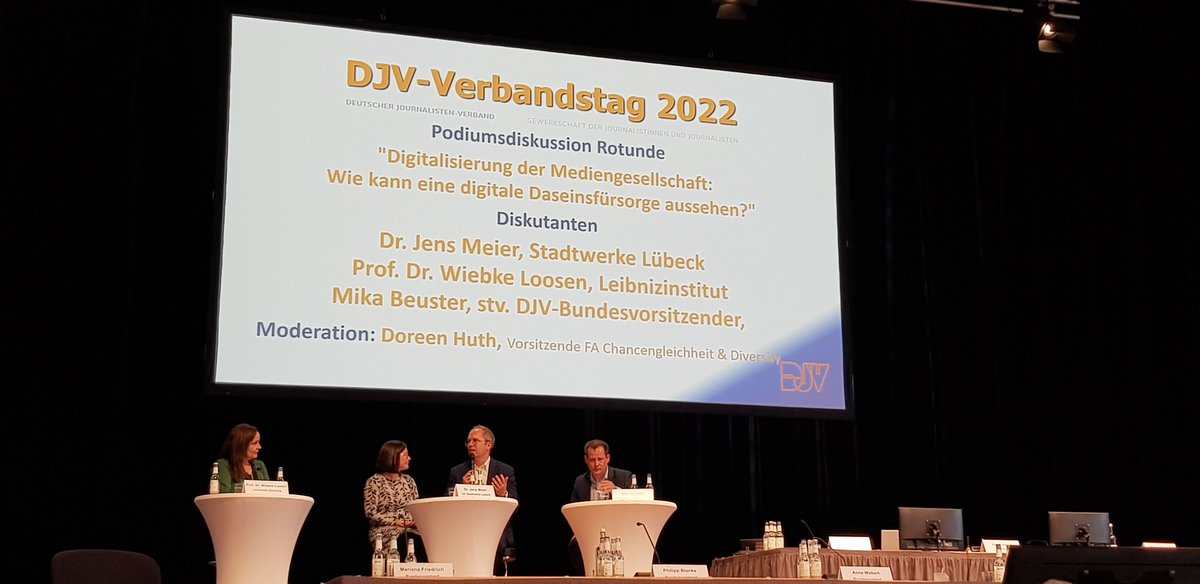StardustG22's tweet photo. Auf dem #DJV Verbandstag diskutieren im Podium Dr. Jens Meier der Stadtwerke Lübeck, Prof. Dr. Wiebke Loosen, #Leipnizinstitut und Mika Beuster, stv. Bundesvorsitzender des DJV, über die Digitalisierung der Mediengesellschaft und wie eine digitale Daseinsvorsorge aussehen kann. https://t.co/cUw0jx8YzZ