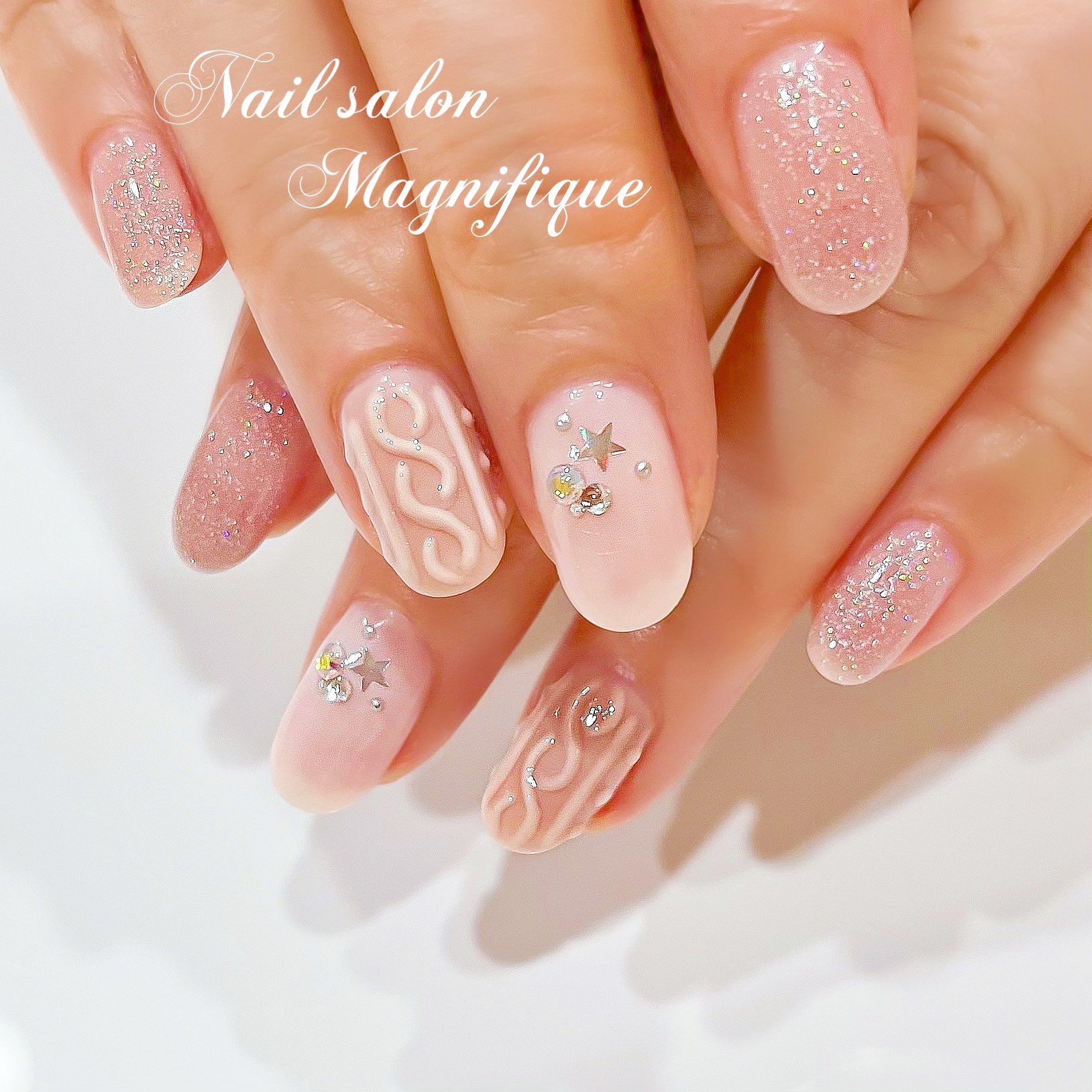 Nailsalon Magnifique Nail Nailsalon ネイル ネイルサロン ジェルネイル ネイルデザイン ニットネイル ニット ピンク 星 かわいい もこもこ シンプルネイル オフィスネイル 大人ネイル 上品ネイル ニュアンスネイル キラキラネイル