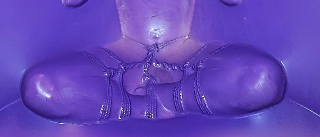 More rope in a vac cube with <a href="/Purplejonesy/">purplejonesy</a>

#latex #vaccube #vacbed #encasement #bondage #rope #agura #shibaristudy #breathplay