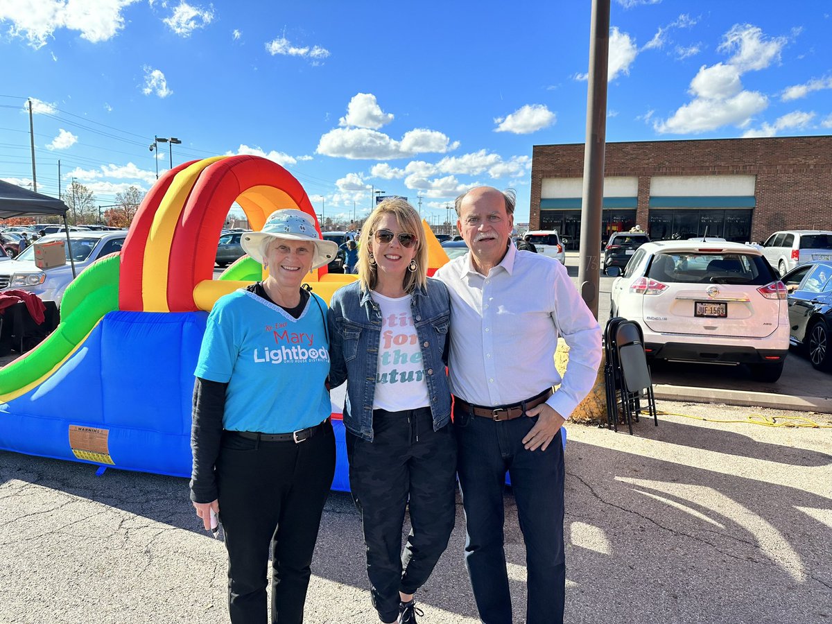 Russo4Ohio's tweet photo. Ain’t no party like a Franklin Co early vote party! Come join us for music, food trucks, bounce houses, and #Democracy. Early Vote is open until 5PM today! https://t.co/6VDN26vpBH