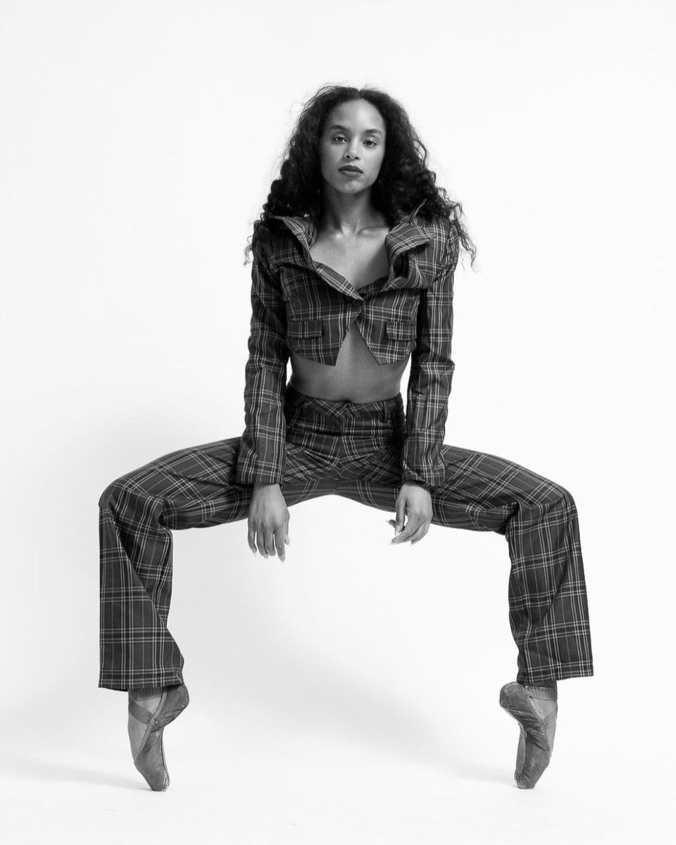 When you go straight from work to ballet class! Who can relate?!

Beautiful photo from BLOCH Professional Amanda Smith

#BLOCH #PointeShoes #Business