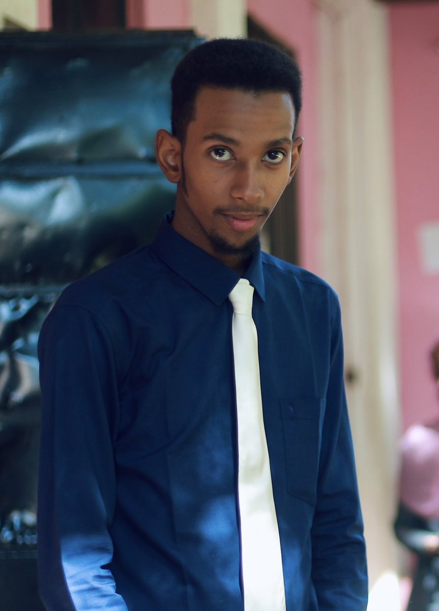 ٢٠١٧/١١/٦.. مناقشتي الليلة تمت خمس سنين 😳
مافي زول من ناس بيتنا حضرها حرفيًا بعد ناقشت وخلصت وطلعت احتفلت شوية اتصلت ع ناس البيت قلت ليهم ناقشت قالوا لي "تمام مبروك" وخلاص.. اليوم كان عادي جدًا م جاني إحساس المناقشة وفرحة التخرج وبتاع  بس كنت مبسوط شوية 😂😂😂