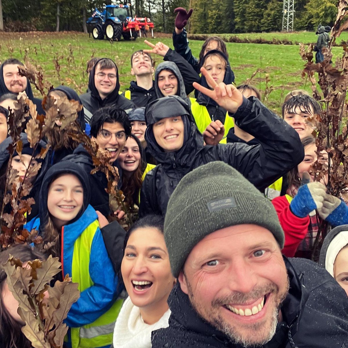FranckenTheo's tweet photo. Samen met @MNMbe en Vlaams Minister @Zu_Demir , 8.000 bomen geplant in ons Gasthuisbos in Pellenberg. Bedankt aan het Agentschap Natuur en Bos, Chiro Crescendo, Scouts Linden, Chiro Nemas en Chiro Kortrijk-Dutsel voor de hulp… 1/4 https://t.co/3j1TyNfEIX