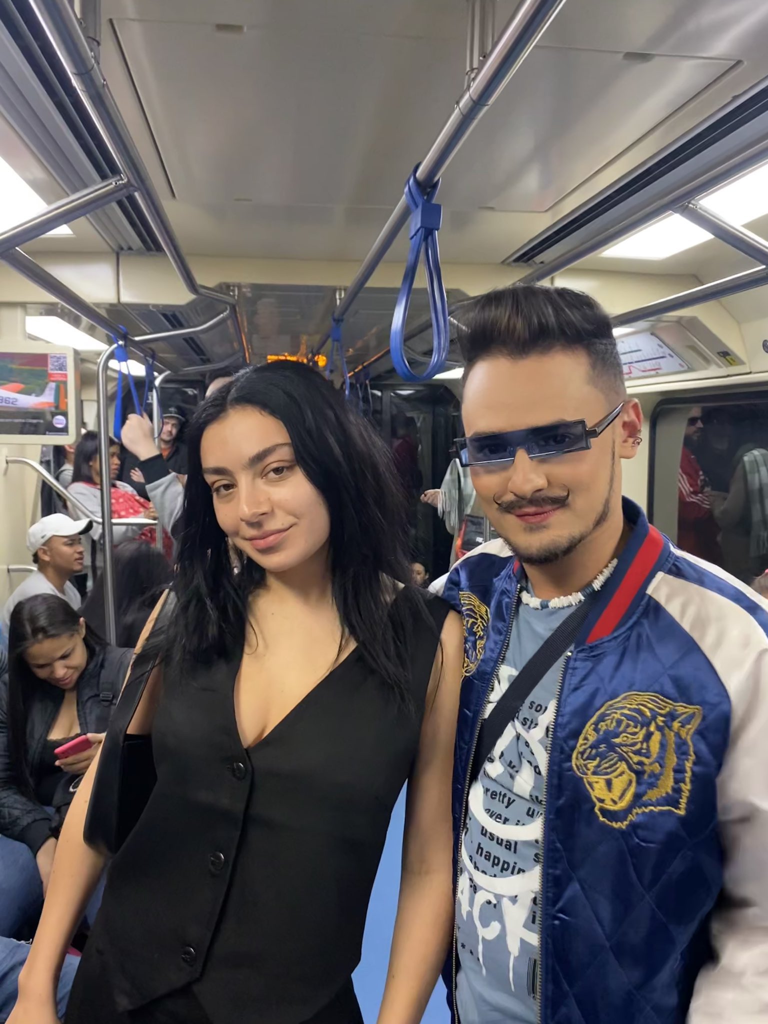 Info Charli XCX on Twitter: "GENTE? Charli XCX pegando metrô em São