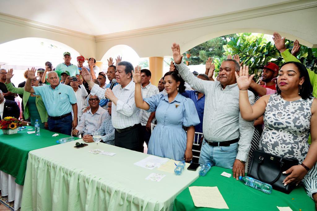 LeonelFernandez's tweet photo. Hoy hemos juramentado a dos regidoras y un ex alcalde de Bonao. La #FuerzaDelPueblo continúa sumando voluntades en todo el país de la mano de todos los dominicanos con deseos de servir al auténtico desarrollo de su país. 

¡Bienvenidos sean todos al partido del futuro! https://t.co/JOqebZfGFu