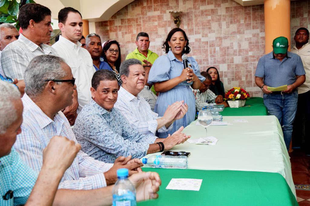 LeonelFernandez's tweet photo. Hoy hemos juramentado a dos regidoras y un ex alcalde de Bonao. La #FuerzaDelPueblo continúa sumando voluntades en todo el país de la mano de todos los dominicanos con deseos de servir al auténtico desarrollo de su país. 

¡Bienvenidos sean todos al partido del futuro! https://t.co/JOqebZfGFu